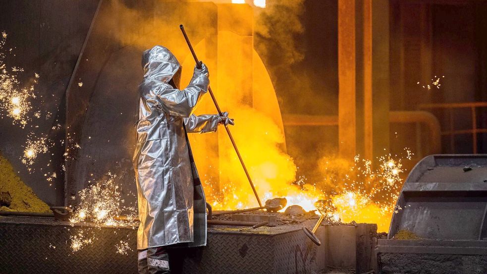 Ein Stahlarbeiter von Thyssenkrupp arbeitet am Hochofen 8 auf dem Werksgelände. Foto: Rolf Vennenbernd/dpa