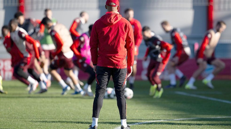 Bayern-Trainer Vincent Kompany beobachtet seine Spieler beim Training vor dem PSG-Spiel. Foto: Sven Hoppe/dpa