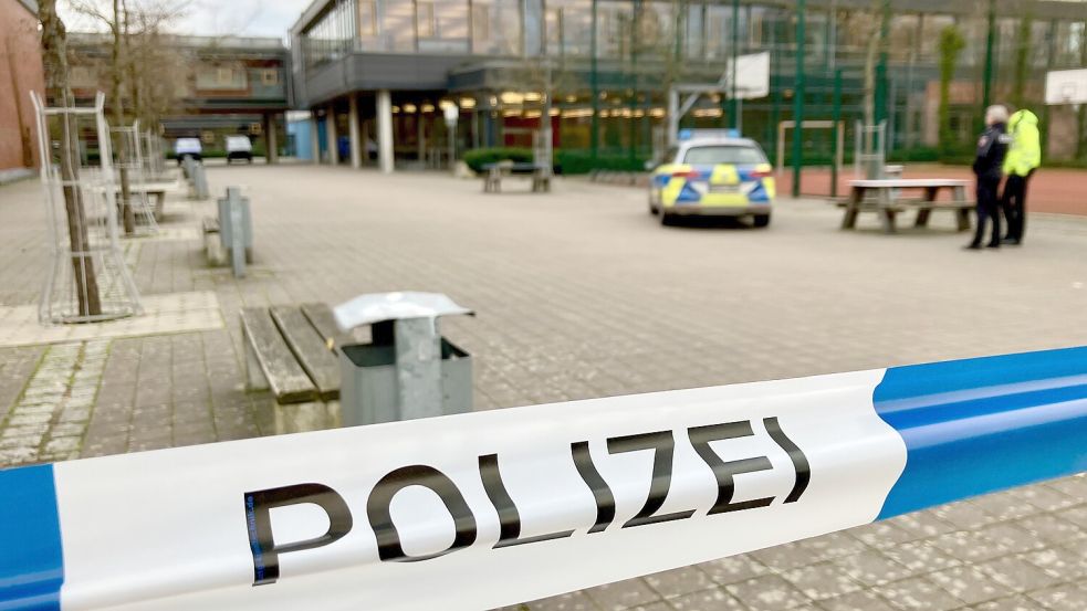 Nach einer Bombendrohung ist die Lise-Meitner-Schule in Moordeich abgesperrt worden. Schüler und Lehrer waren bereits im Vorfeld über den Unterrichtsausfall informiert worden. Foto: Lars Warnecke