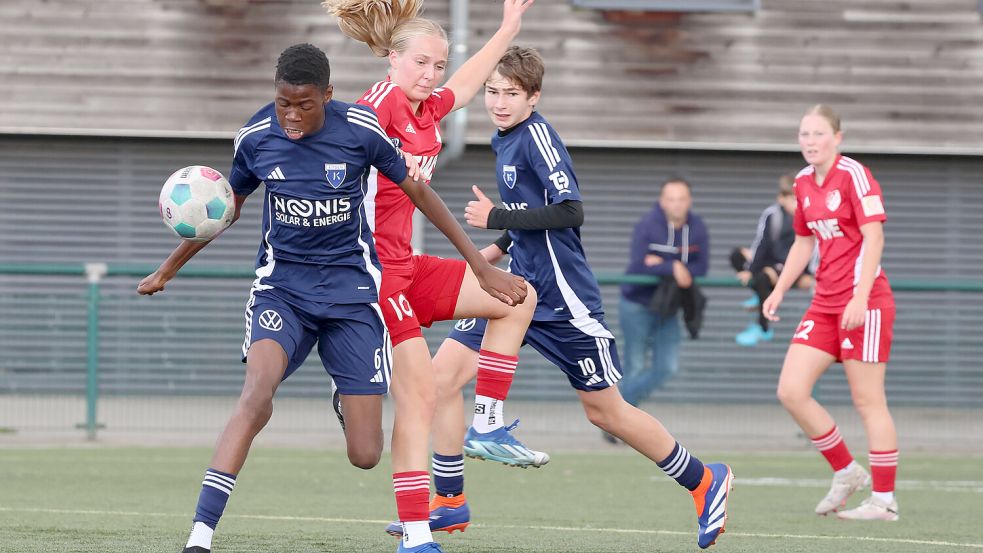 Die SpVg-Mädchen spielen gegen zwei Jahre jüngere Jungs in der Bezirksliga. Und halten dort erstaunlich gut mit. Foto: Helmut Vortanz