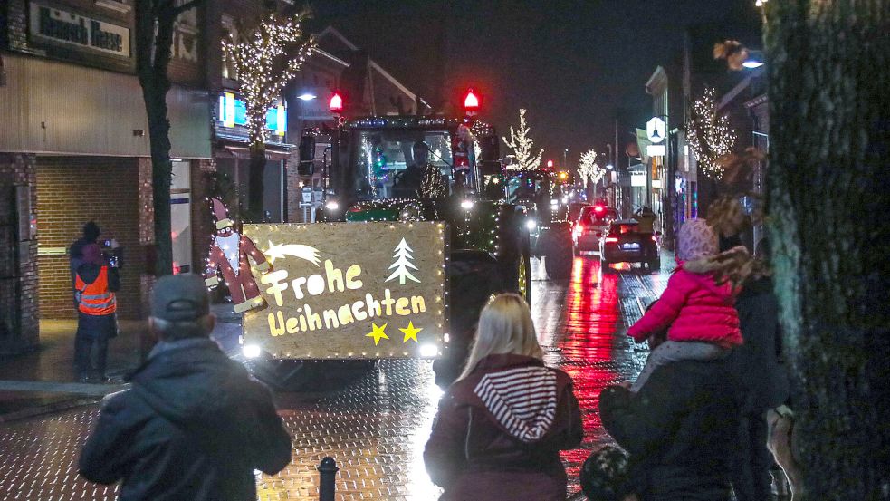 Der Verein Land schafft Verbindung hat die Trecker-Lichterfahrten in der Coronazeit rund um Aurich etabliert. Auf dem Foto ist eine eine Fahrt durch Marienhafe zu sehen. Foto: Romuald Banik