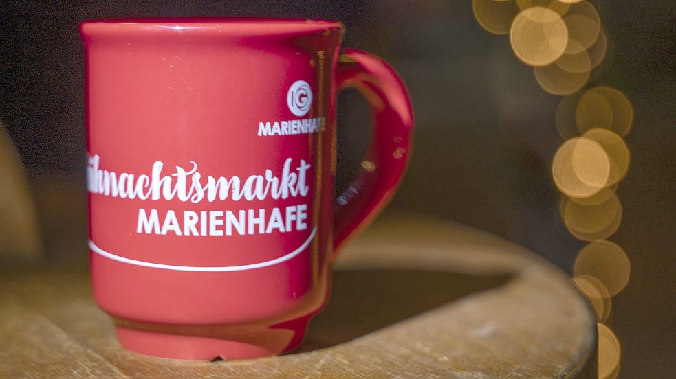 Rot und mit weißer Aufschrift: So sieht der Marienhafer Weihnachtsbecher 2024 aus. Foto: Folkert Bents