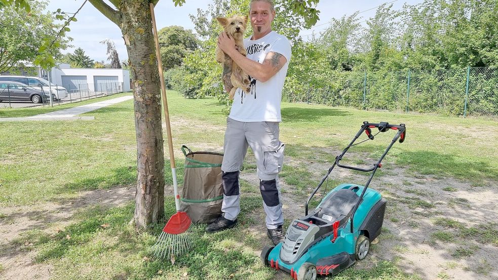 Robert „Robse“ Dahn aus Frankfurt (Oder) arbeitet unter der Woche als Hausmeister in einer Tierarztpraxis – hier mit Hund Tobi – und steht am Wochenende und abends auf den Bühnen der Festivals und Konzerthallen. Foto: Märkische Oderzeitung/Lisa Larossa