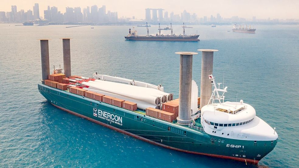 Die „E-Ship 1“ vor der Skyline von Singapur. Foto: Enercon