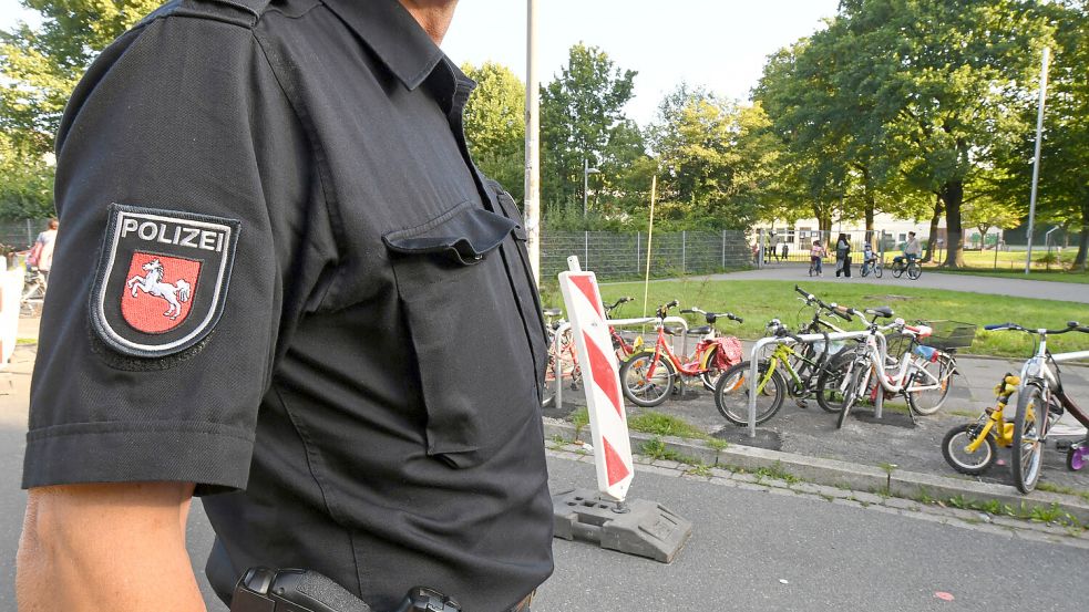 Ähnlich wie in diesem Beispielfoto führt die Polizei an Grundschulen immer wieder Kontrollen durch. Foto: Holger Hollemann/DPA