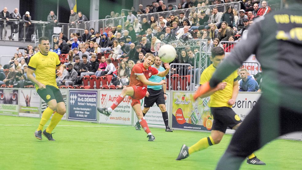 Im vergangenen Jahr gewann der TuS Middels das Finale gegen den SV Großefehn mit 4:3. Hier zieht Holger Wulff ab.Foto: Stephan Friedrichs