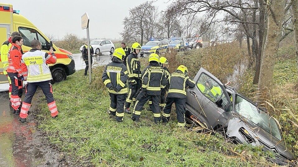 Einsatzkräfte der Feuerwehr Upgant-Schott befreiten den Autofahrer aus dem Wrack seines Wagens. Foto: Thomas Dirks