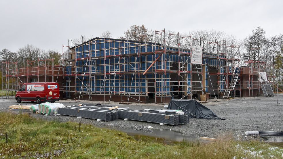 Das neue Feuerwehrgerätehaus am Adeweg in Osteel nimmt Form an und soll im Sommer 2025 bezugsfertig sein. Foto: Thomas Dirks