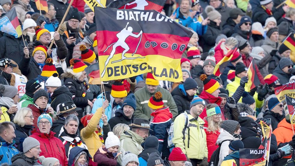 Die deutschen Fans freuen sich auf die Heimspiele in Oberhof und Ruhpolding. Foto: Sven Hoppe/dpa