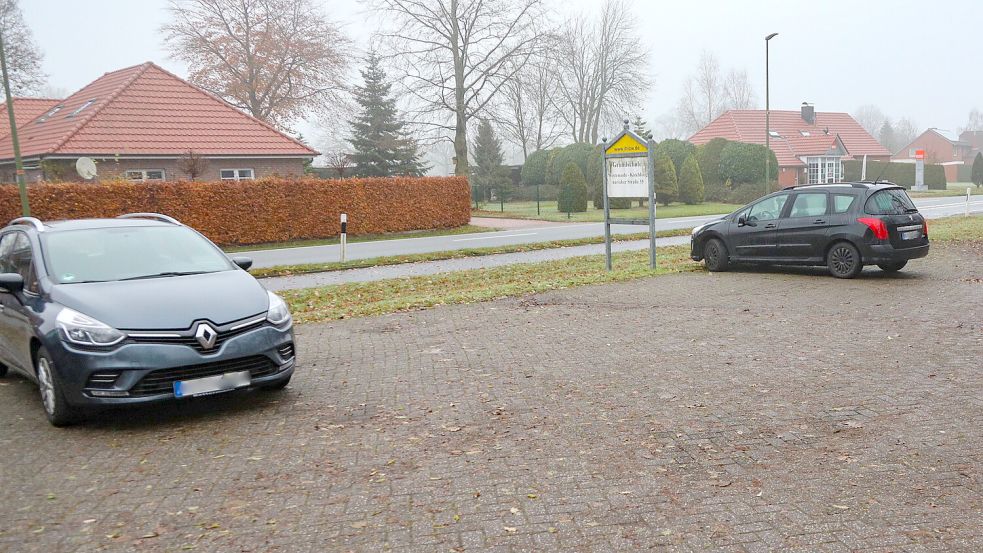 Höchstens zehn Stellplätze gibt es auf dem jetzigen Parkplatz an der Grundschule Westerende. Foto: Romuald Banik