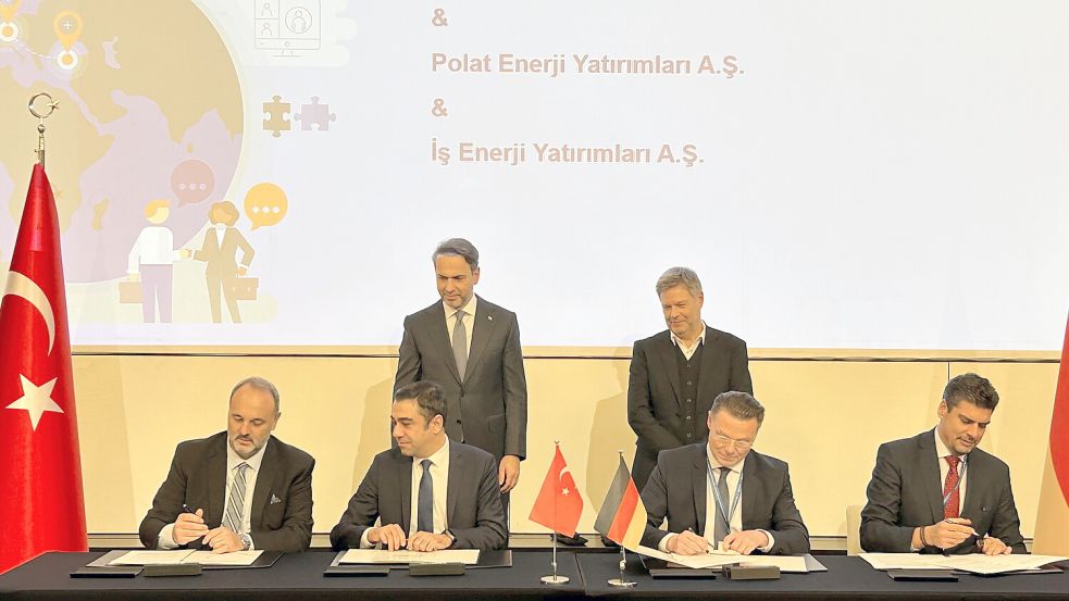 Bei der Unterzeichnung in Berlin (von links): Neşet Cireli (Vorstandsmitglied Polat Enerji), Kayahan Karadaş (CEO İş Enerji und Vorstandsmitglied Polat Enerji), Udo Bauer (Vorstandschef Enercon), Arif Günyar (Enercon-Vertriebsleiter für die Region Zentralasien, Mittlerer Osten und Afrika). Im Hintergrund (von links): Alparslan Bayraktar (Energieminister der Türkei) und Robert Habeck (Bundeswirtschaftsminister). Foto: privat