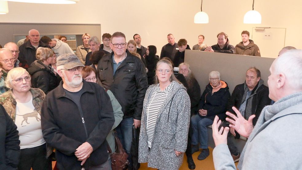 Erster Kreisrat Dr. Frank Puchert erläuterte den Anwohnern die Beweggründe der Kreisverwaltung für das neue Flüchtlingsheim.Foto: Romuald Banik