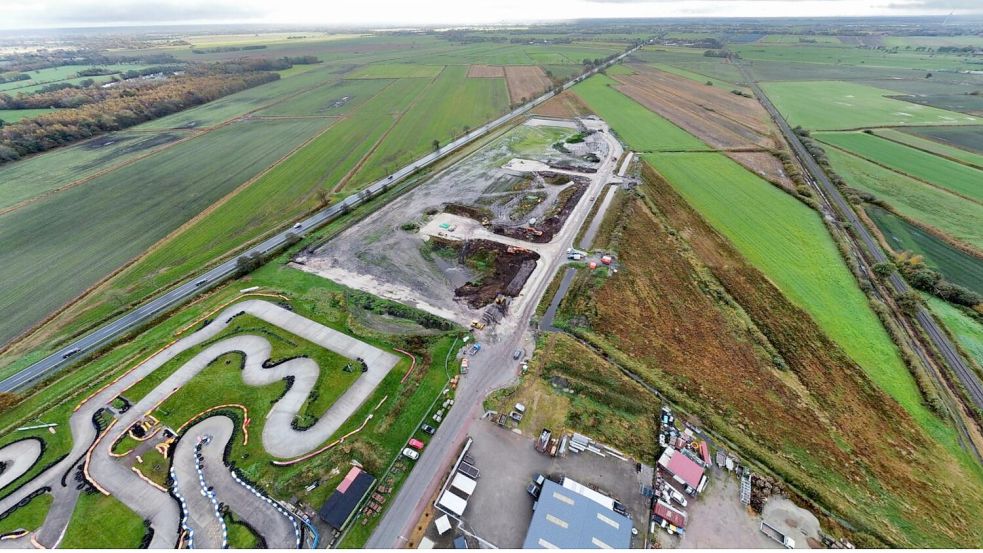 Gut zu erkennen ist die Erweiterung des Gewerbegebiets Hansestraße mit den beiden Wendehammern aus der Drohnenperspektive. Zur Orientierung: Links verläuft die B 72, rechts die Bahnlinie. Unten links ist ein Teil der Kartbahn zu sehen. Foto: Samtgemeinde Brookmerland