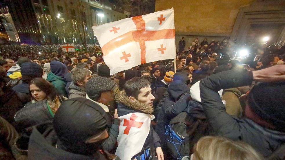 Die Demonstranten in Tiflis hoffen auf eine Annäherung an Europa. Foto: Zurab Tsertsvadze/AP