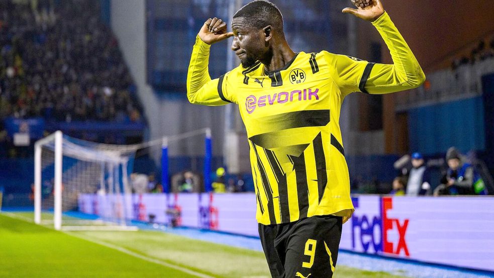 Serhou Guirassy, hier beim Torjubel in Zagreb, ist wieder fit für die BVB-Startelf und das Torjägerduell mit Bayerns Harry Kane. Foto: Tom Weller/dpa