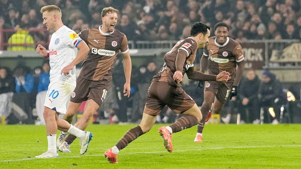 Saliakas jubelt über das erste Heimtor von St. Pauli Foto: Marcus Brandt/dpa