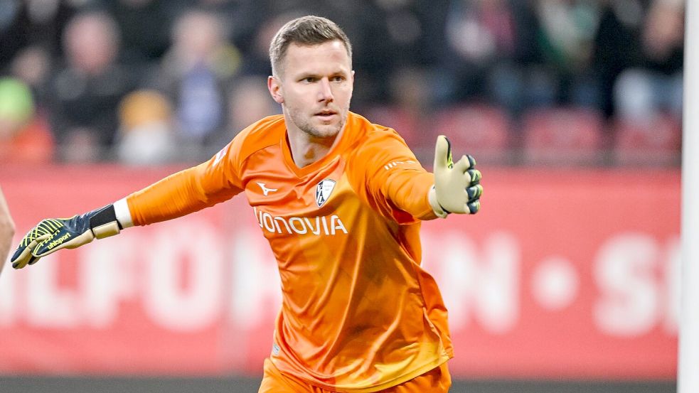 Wurde offenbar durch einen Laserpointer zwischenzeitlich gestört: Torhüter Patrick Drewes vom VfL Bochum. Foto: Harry Langer/dpa