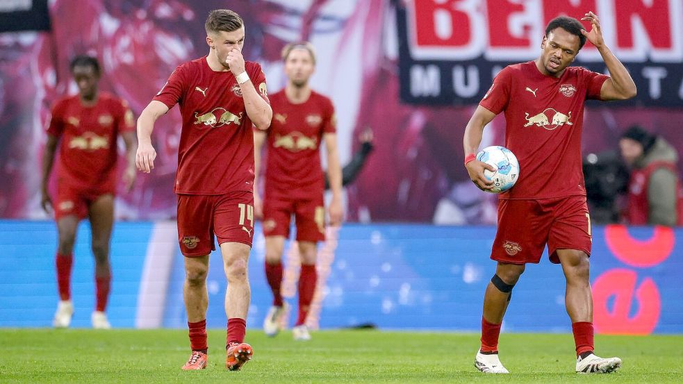 0:3 im eigenen Stadion zur Halbzeit. RB Leipzig ist komplett von der Rolle. Foto: Jan Woitas/dpa