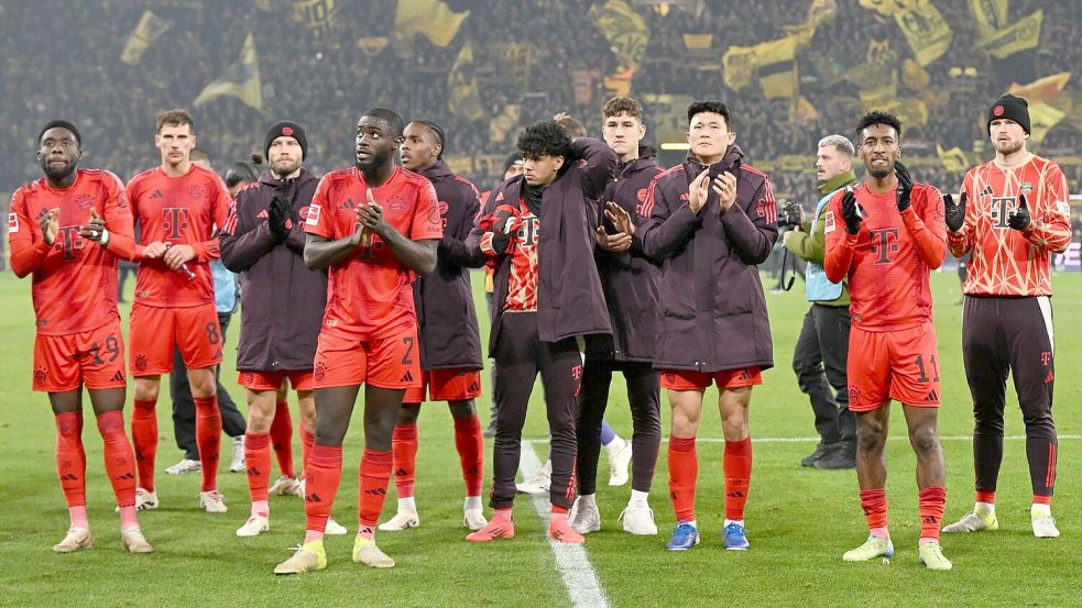 Die Bayern holten sich für den spät geretteten Punkt den Applaus bei den Fans ab. Foto: Federico Gambarini/dpa