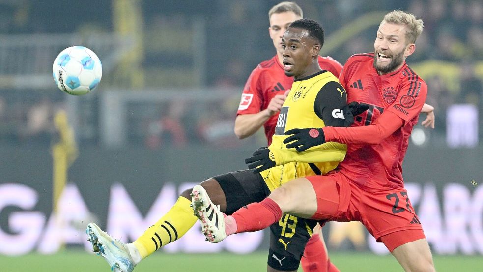 Die Zuschauer in Dortmund bekamen viele packende Duelle zu sehen - so wie hier zwischen Jamie Gittens (l) und Konrad Laimer (r). Foto: Federico Gambarini/dpa