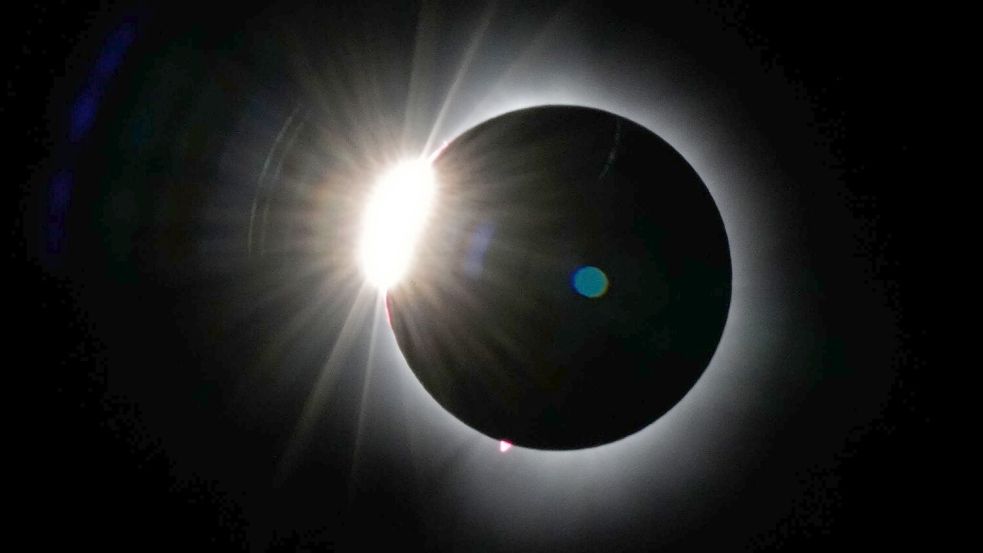 Bei einer totalen Sonnenfinsternis wird der Bereich um die Sonne herum sichtbar. (Archivbild) Foto: Robert F. Bukaty/AP/dpa