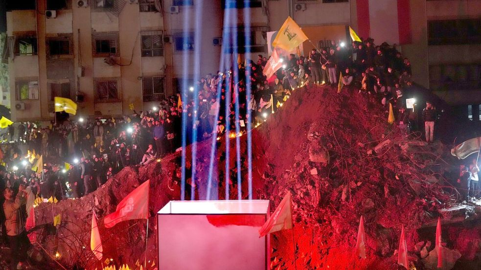 Der frühere Standort des Hauptquartiers der Hisbollah im Viertel Haret Hreik dürfte mit der Gedenkveranstaltung an Nasrallah bereits zu einer Art Schrein geworden sein. Foto: Hussein Malla/AP/dpa