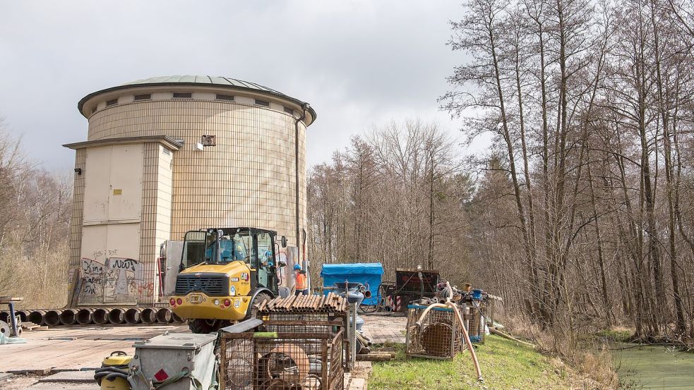 Von Brunnen wie diesem Horizontalfilterbrunenn in Hamburg zum Beispiel wird Wasser in das Trinkwassernetz eingespeist. Foto: Daniel Bockwoldt/dpa