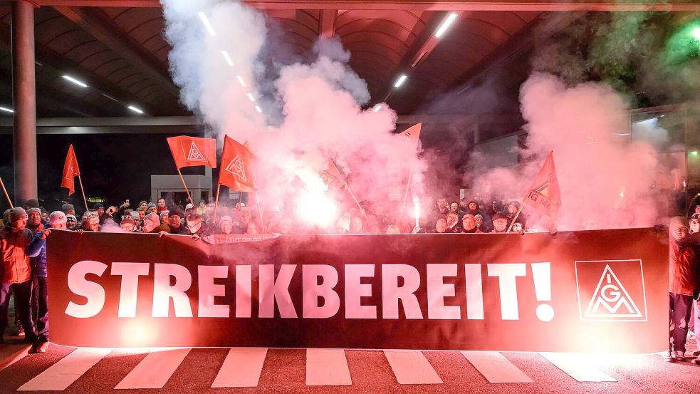 Zum Ende der Friedenspflicht bekunden Beschäftigte von Volkswagen ihre Streikbereitschaft. Foto: Hendrik Schmidt/dpa