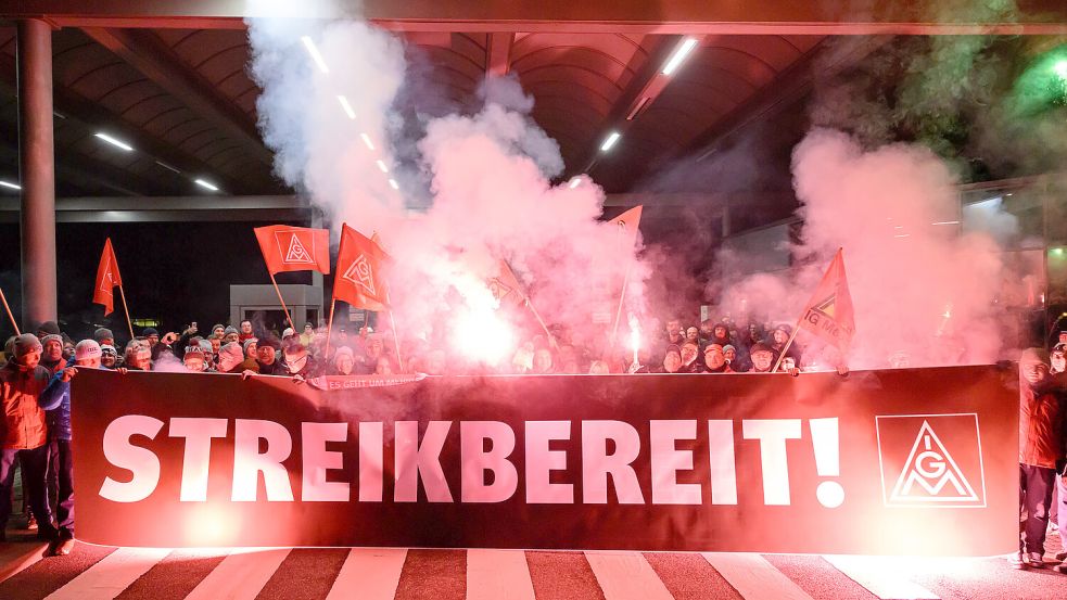 Mit Pyrotechnik läuteten VW-Mitarbeiter in Zwickau das Auslaufen der Friedenspflicht bei Volkswagen ein. Sie seien „streikbereit“. Foto: dpa/Hendrik Schmidt