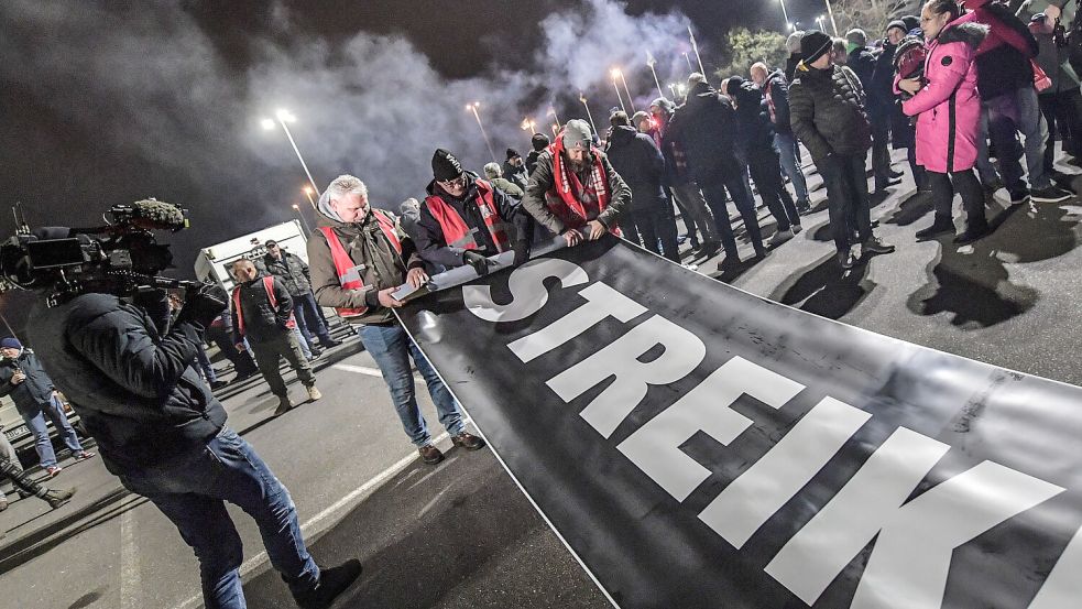 Nicht nur auf den Bannern steht Streik: In der Nacht zu Sonntag fanden VW-Werker und Gewerkschaft in Emden deutliche Worte – und kündigten weitere Maßnahmen und Streiks an. Foto: Ortgies