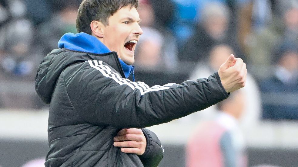 Merlin Polzin saß am Sonntag beim Hamburger SV auf der Trainerbank. Foto: Uli Deck/dpa