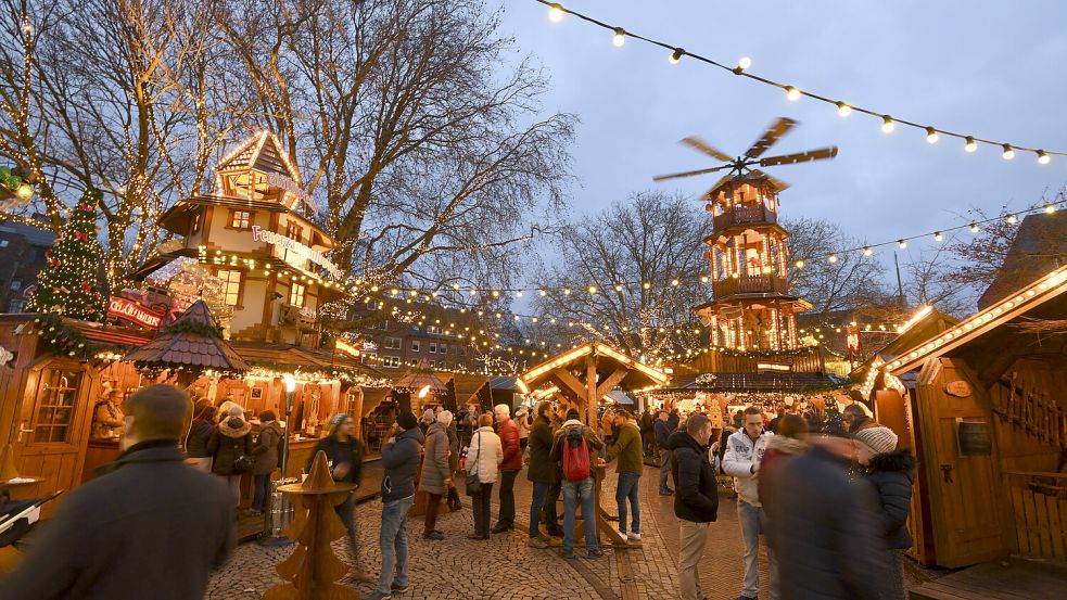 Ein Wagen hat am Samstagabend eine Weihnachtsmarktbude auf dem Engelkemarkt in Emden gerammt. Die Polizei geht aktuell von einem Unfall aus. Symbolfoto: Archiv