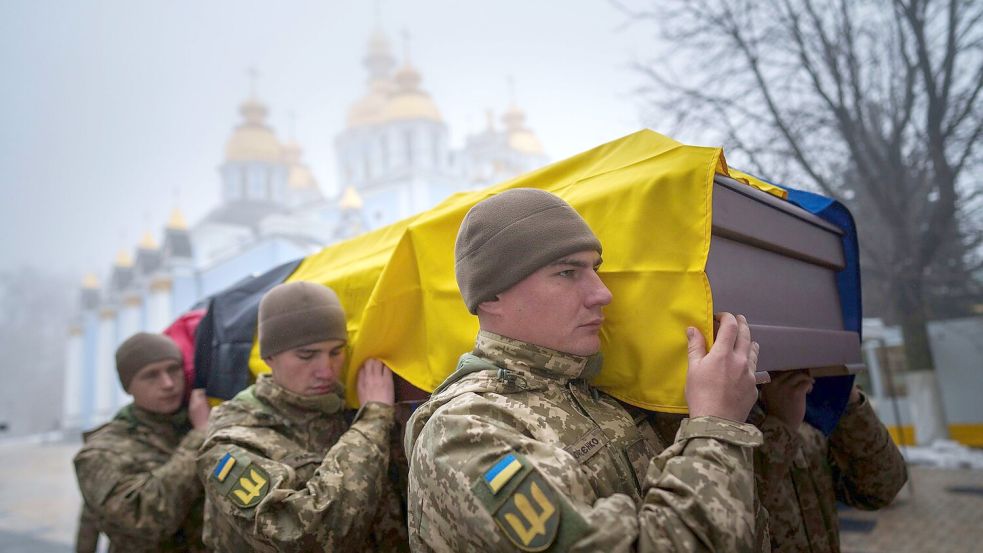 Auch die Ukraine beklagt hohe Verluste im Krieg. (Archivbild) Foto: Evgeniy Maloletka/AP/dpa