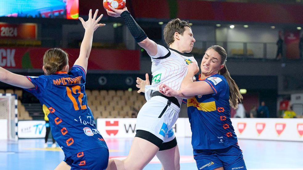 Die deutschen Handballerinnen haben das EM-Vorrundenspiel gegen die Niederlande verloren. Foto: Marco Wolf/dpa