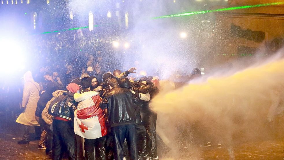 Die Polizei setzt einen Wasserwerfer gegen Demonstranten ein. Foto: Zurab Tsertsvadze/AP/dpa