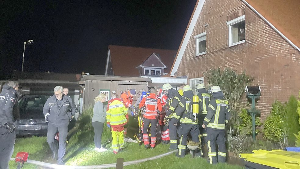 Bei dem Brand in der Zuckerpolderstraße in Norden erlitt eine pflegebedürftige Seniorin schwere Verletzungen. Foto: Feuerwehr Norden