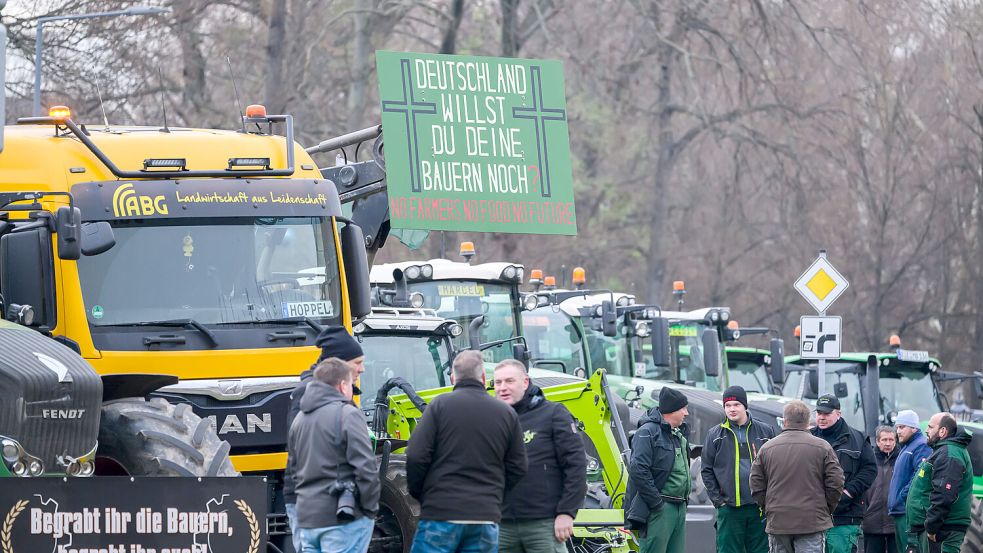 Sächsische Landwirte stehen mit Traktoren vor dem Landtag, um ein Protestschreiben an die Staatsregierung zu übergeben. Die Landwirte fordern die Neuverhandlung des Mercosur-Abkommens. Foto: dpa/Robert Michael