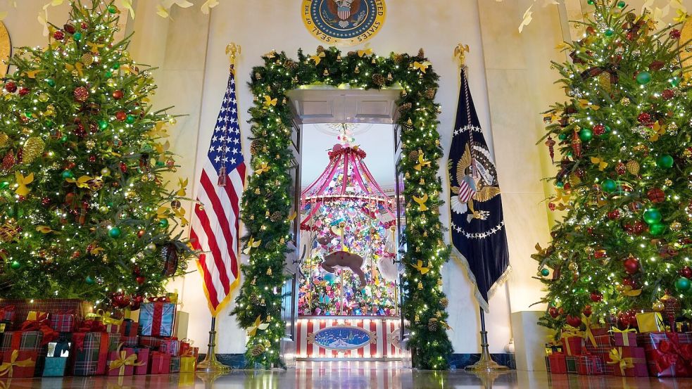 83 Tannenbäume, 165.075 Lichter und Tausende Christbaumkugeln gehören zur Weihnachtsdeko im Weißen Haus. Foto: Susan Walsh/AP/dpa