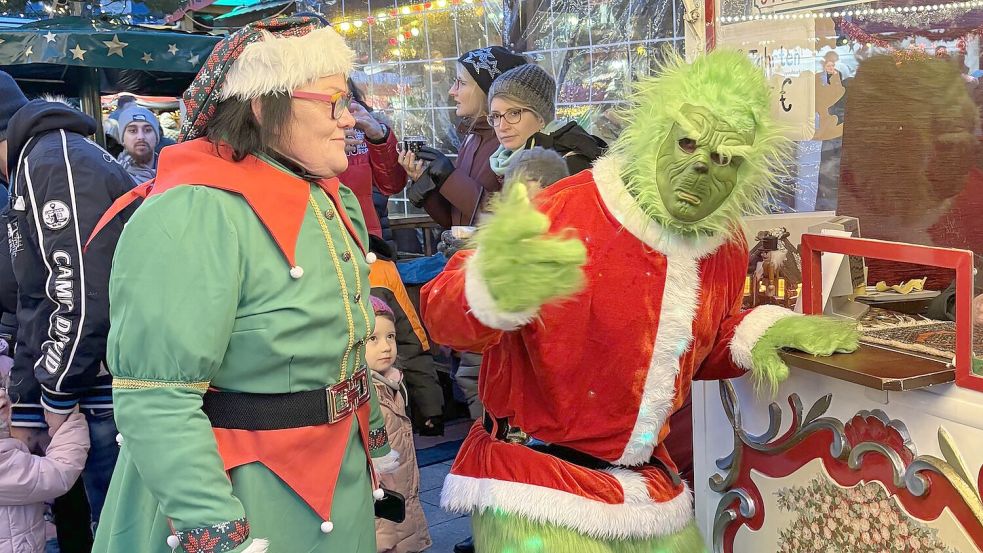 Der Grinch war manch kleinem Weihnachtsmarkt-Besucher einen Hauch zu gruselig. Foto: Mieke Matthes