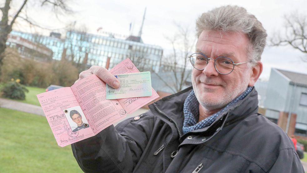 Redakteur Heino Hermanns hat bereits in diesem Jahr seinen rosafarbenen Führerschein gegen die neue Plastikkarte umgetauscht. Foto: Romuald Banik