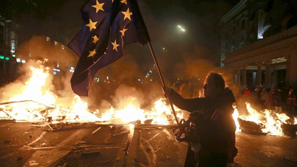 Die fünfte Nacht in Folge demonstrierten Menschen in der Südkaukasusrepublik Georgien gegen die Abkehr vom EU-Kurs des Landes. Foto: Zurab Tsertsvadze/AP/dpa