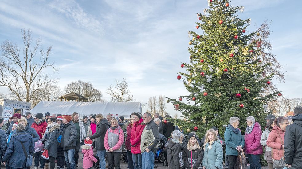 Der Dorfplatz in Osteel verwandelte sich am Sonntag in einen vorweihnachtlichen Treffpunkt für den ganzen Ort. Foto: Folkert Bents