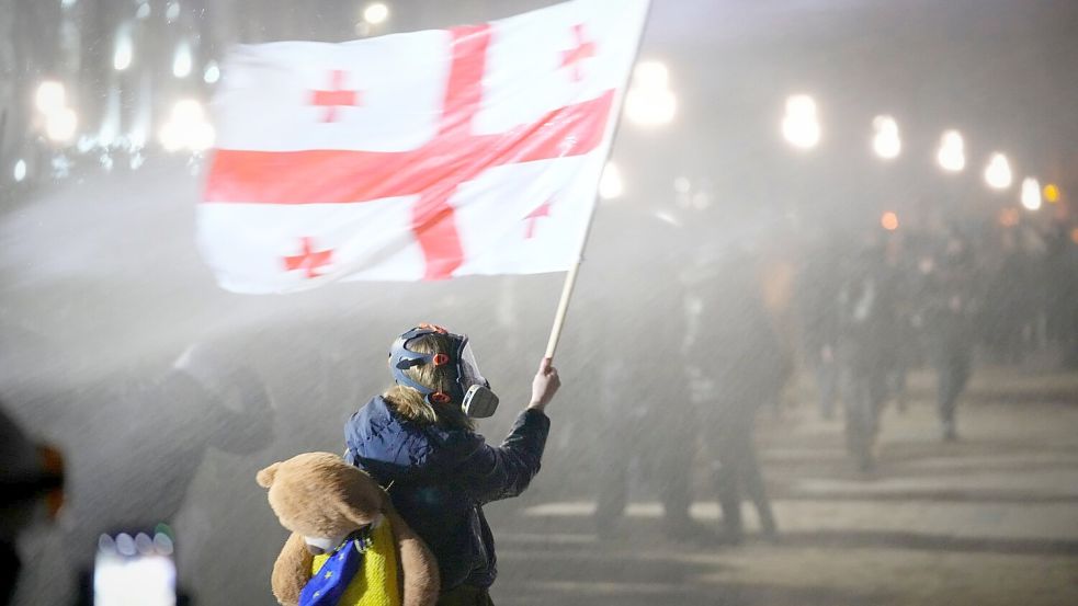 Die gewaltsamen Proteste in Georgien gegen eine Entscheidung der Regierung halten an. Foto: Pavel Bednyakov/AP/dpa