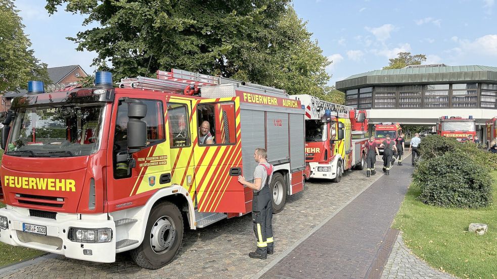 Im August war die Feuerwehr mit sechs Einsatzwagen zur Ratssitzung gekommen, in der über den künftigen Standort entschieden worden war. Foto: Heino Hermanns