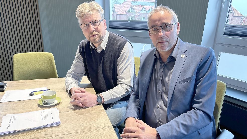 Die Bürgermeister von Großheide Fredy Fischer (links) und von Dornum Uwe Trännapp wollen, dass die Abwassergebühren in ihren Gemeinden sinken. Foto: Rebecca Kresse