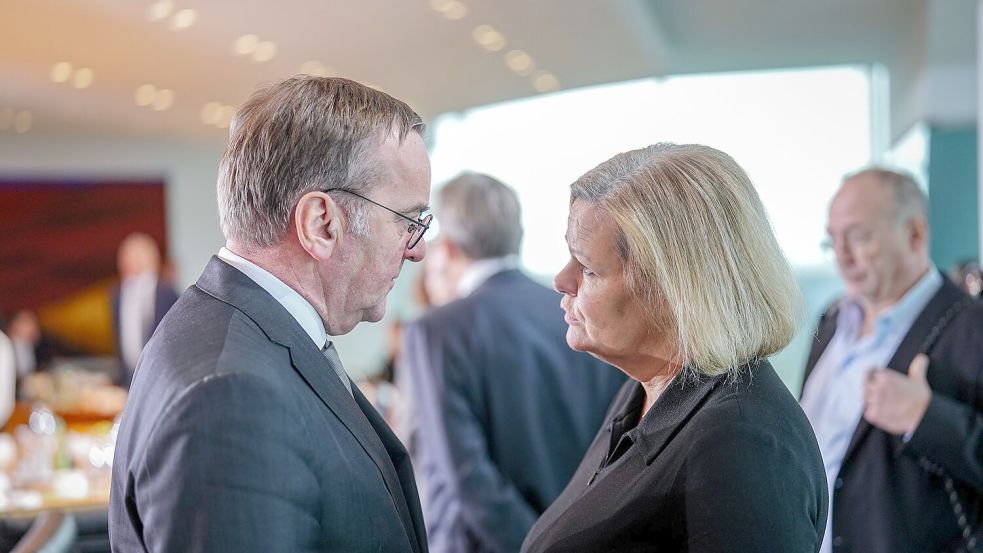 Vor Beginn der Innenministerkonferenz in Rheinsberg nimmt Bundesinnenministerin Nancy Faeser (SPD) in Berlin wahr - im Innenausschuss des Bundestages und im Kabinett. Foto: Kay Nietfeld/dpa