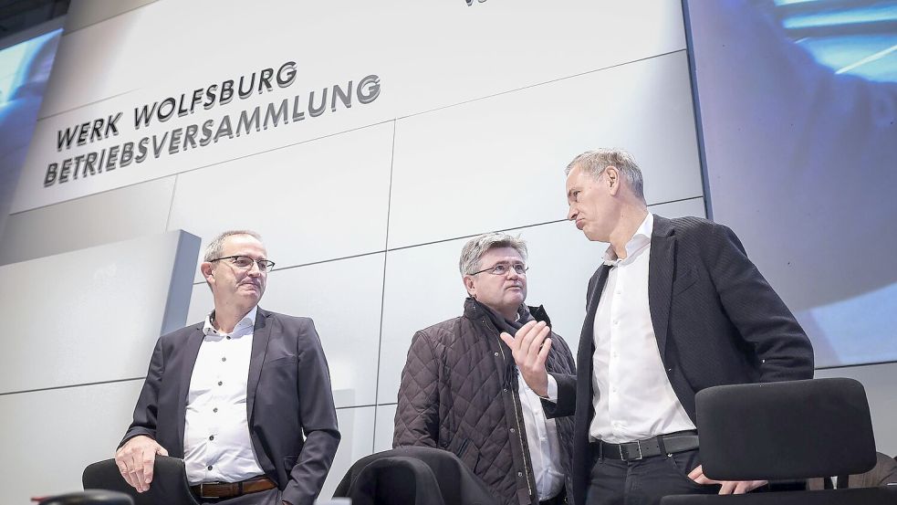 Konzernchef Oliver Blume (r.) berät sich vor seiner Rede mit VW-Verhandlungsführer Arne Meiswinke (Mitte). Foto: Ronny Hartmann/POOL/dpa