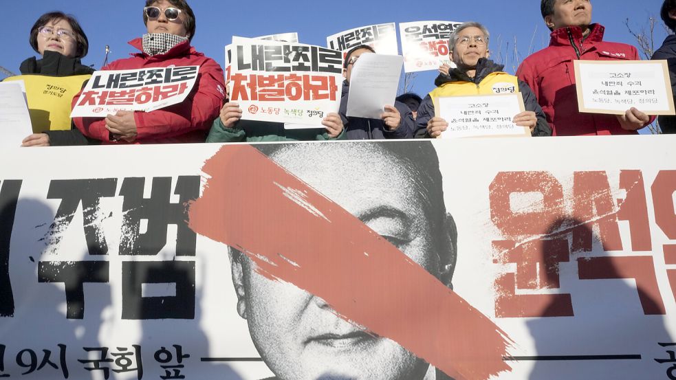 Demonstranten fordern den Rücktritt des südkoreanischen Präsidenten Yoon Suk-yeol vor der Nationalversammlung in Seoul, Südkorea. Auf den Schildern steht „Bestrafen“. Foto: dpa/AP/Ahn Young-joon