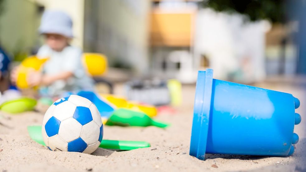 Ein Fußball und die Farbe Blau: klassisches Spielzeug für Jungen - oder? (Symbolbild) Foto: Christoph Soeder/dpa