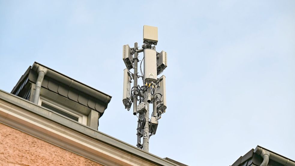 Ein Mobilfunkmast mit 4G/LTE-Antennen (länglich) und 5G-Antennen (quadratisch) steht auf einem Dach eines Wohnhauses. Foto: Wolf von Dewitz/dpa